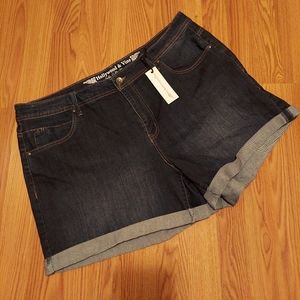 NWT Hollywood & Vine Stella Ankle Skinny Stretch Denim Shorts Sz 20